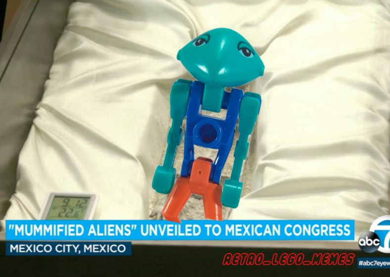 RetroLegoMemes's tweet photo. Ladies and gentlemen, we got him. #LEGO #legolifeonmars #afol #Aliens https://t.co/Taj5Obj0Va