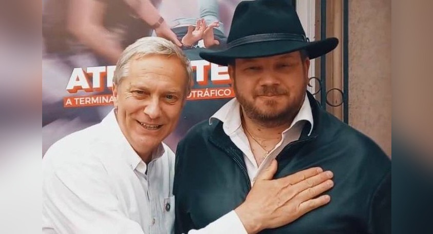 Sin el apoyo de <a href="/PRChile/">Partido Republicano</a> Johanness Kaiser jamás hubiese sido electo Diputado

Nunca votaría por este guatón ordinario ...