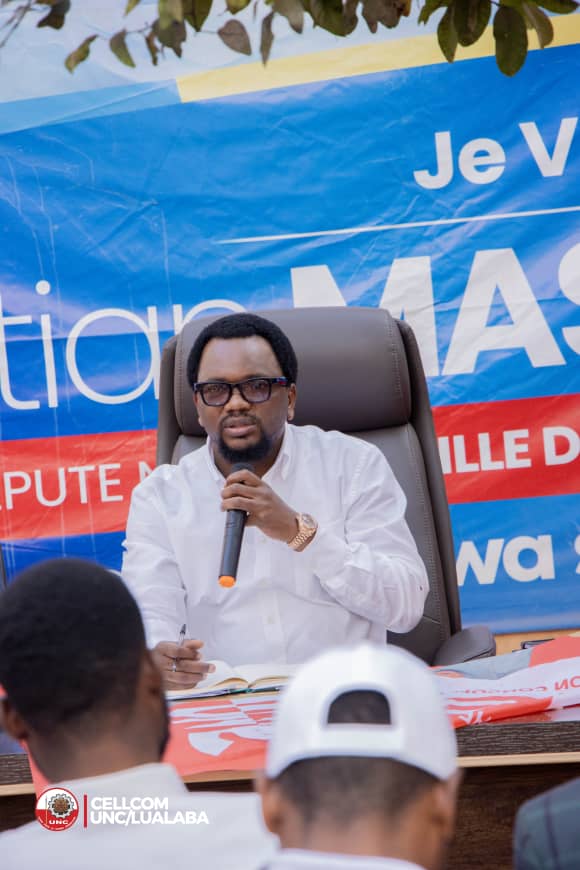 BenNazerSe's tweet photo. L'inter-fédéral  @ChristianMasud_ a expliqué aux responsables des structures le pourquoi de soutenir le gouverneur @FifiMasukaSaini, parcqu'elle a été élu par les députés provinciaux et représente le #PR en province et l'UNC est en coalition avec le PR Tshisekedi depuis Nairobi. https://t.co/XEoKFz7ba4