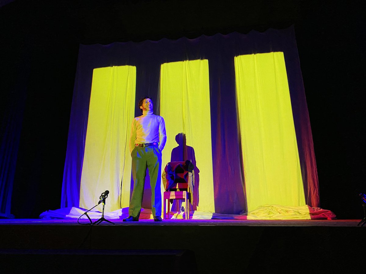 ¡Una puesta en escena construida desde la memoria! El público asistente al Aula Magna de la <a href="/userena/">U. de La Serena</a> pudo disfrutar de "Víctor, trasciende", obra sobre la vida del artista, creada por el Nucleo de Autoría Escénica y el colectivo La Velocidad de la Luz ¡Sigue el #FestivalARC2024!