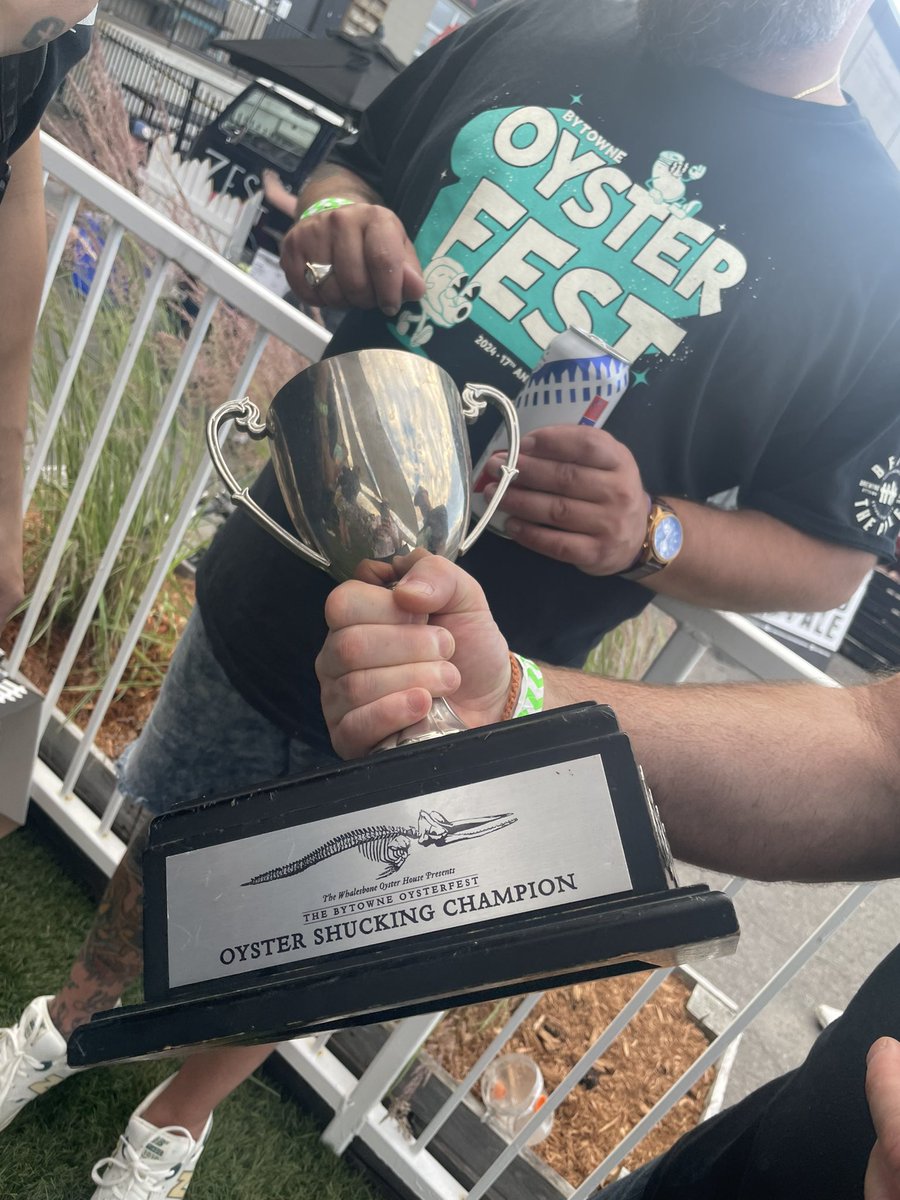ChefJustinScott's tweet photo. The world is your oyster 🦪Shuck It 
@ElmdaleTavern @TheWhalesbone Shucking competition was wild! Mad skills in #Hottawa #oysterfest @BTPBrewing 
Sweet sounds and great vibes. https://t.co/R8G0mdlFXe