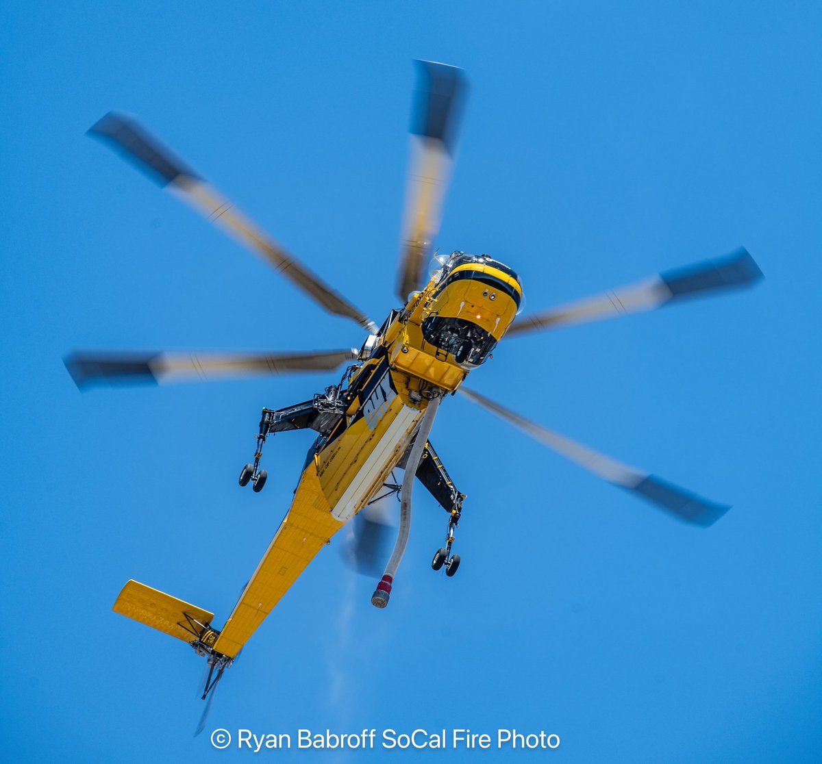 SoCalFirePhoto's tweet photo. More helicopters working todays #indigofire in #castaic. OHX Skycrane is now owned by Helicopters Express previously owned by Erickson. https://t.co/sXvVZz251g