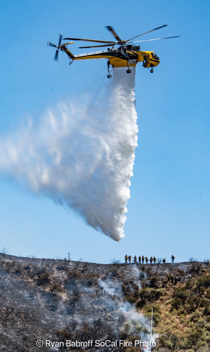 SoCalFirePhoto's tweet photo. More helicopters working todays #indigofire in #castaic. OHX Skycrane is now owned by Helicopters Express previously owned by Erickson. https://t.co/sXvVZz251g