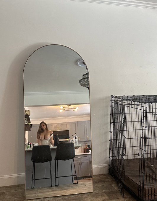 zoom for boobas (look at the mirror) https://t.co/pi7vc6n947