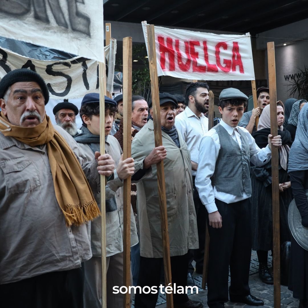 somostelam's tweet photo. 🎭 Hoy nos visitó el grupo de teatro Catalinas Sur (@catalinasur)

¡Gracias por su solidaridad y el arte compartido con lxs trabajadorxs de Télam!

#SomosTelam #TelamSeDefiende #TelamNoSeCierra https://t.co/2o3Zao7p1Z
