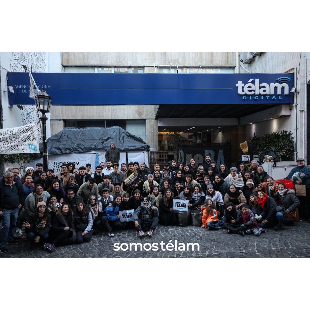 Somos Télam (@somostelam) on Twitter photo 🎭 Hoy nos visitó el grupo de teatro Catalinas Sur (<a href="/catalinasur/">Grupo Catalinas Sur</a>)
¡Gracias por su solidaridad y el arte compartido con lxs trabajadorxs de Télam!
#SomosTelam #TelamSeDefiende #TelamNoSeCierra 🎭 Hoy nos visitó el grupo de teatro Catalinas Sur (<a href="/catalinasur/">Grupo Catalinas Sur</a>)
¡Gracias por su solidaridad y el arte compartido con lxs trabajadorxs de Télam!
#SomosTelam #TelamSeDefiende #TelamNoSeCierra