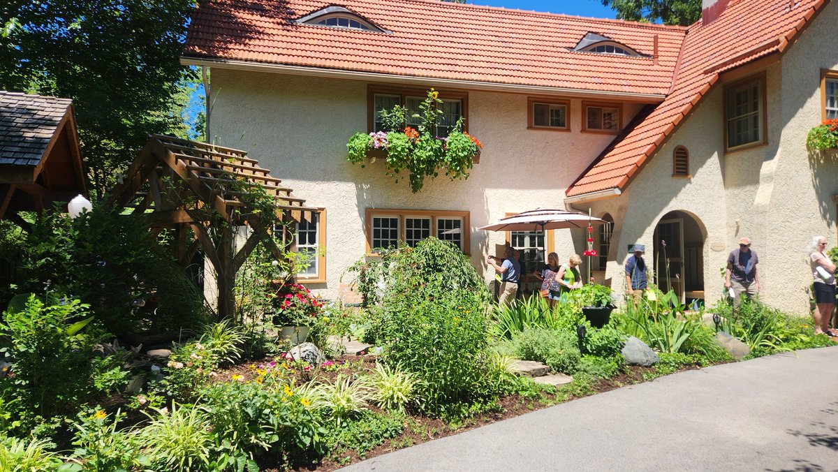 CurrentLaura's tweet image. So many gorgeous gardens on the Irvington Garden Tour today! @visitindy #indyeastside