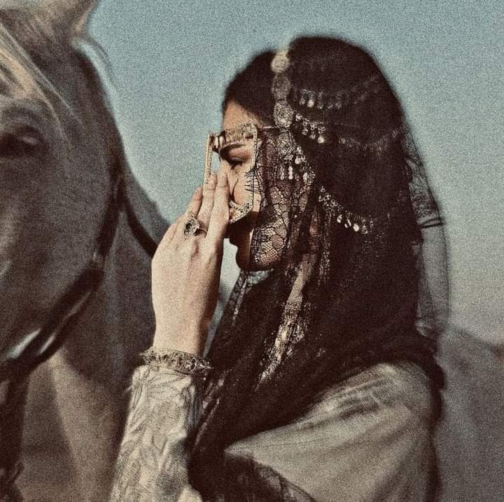 ضمیر بیچنے والوں نے کیا خوب کام کیا🖤
جسے عروج پہ دیکھا اسے سلام کیا۔!!!!!❤