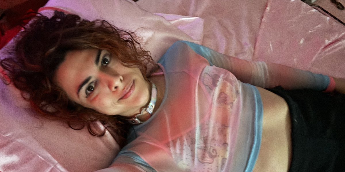 Uuurggggh….slept though 75% of Sunday….and besides forgetting to takeoff my Saturday outfit (instead of my usual M.O. of stripping down prior,etc),this bed-head makes me look like a Flock of Seagulls reject,👩‍🎤🙈