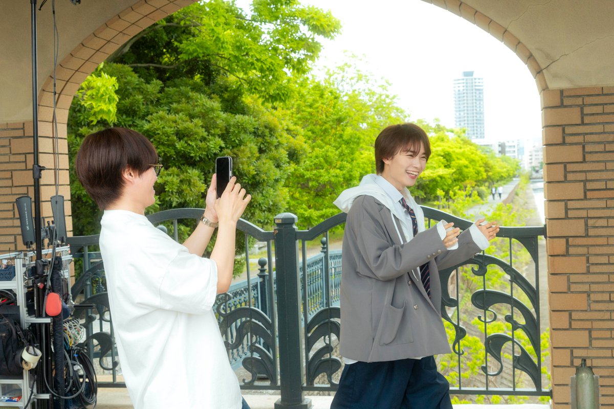 koiboku_movie's tweet photo. /／
#なにわ男子 リーダー
#大橋和也 さんが応援に🍮
\＼

実は、主演 #大西流星 さんの
クランクアップ撮影日
大橋さんがロケ地の九州まで
サプライズで応援に駆けつけてくれました💚
#恋僕ポーズ のツーショットも📸

#恋を知らない僕たちは 8月23日全国公開🎬♡ʾʾ
#恋僕 https://t.co/R5s7xGK8oX