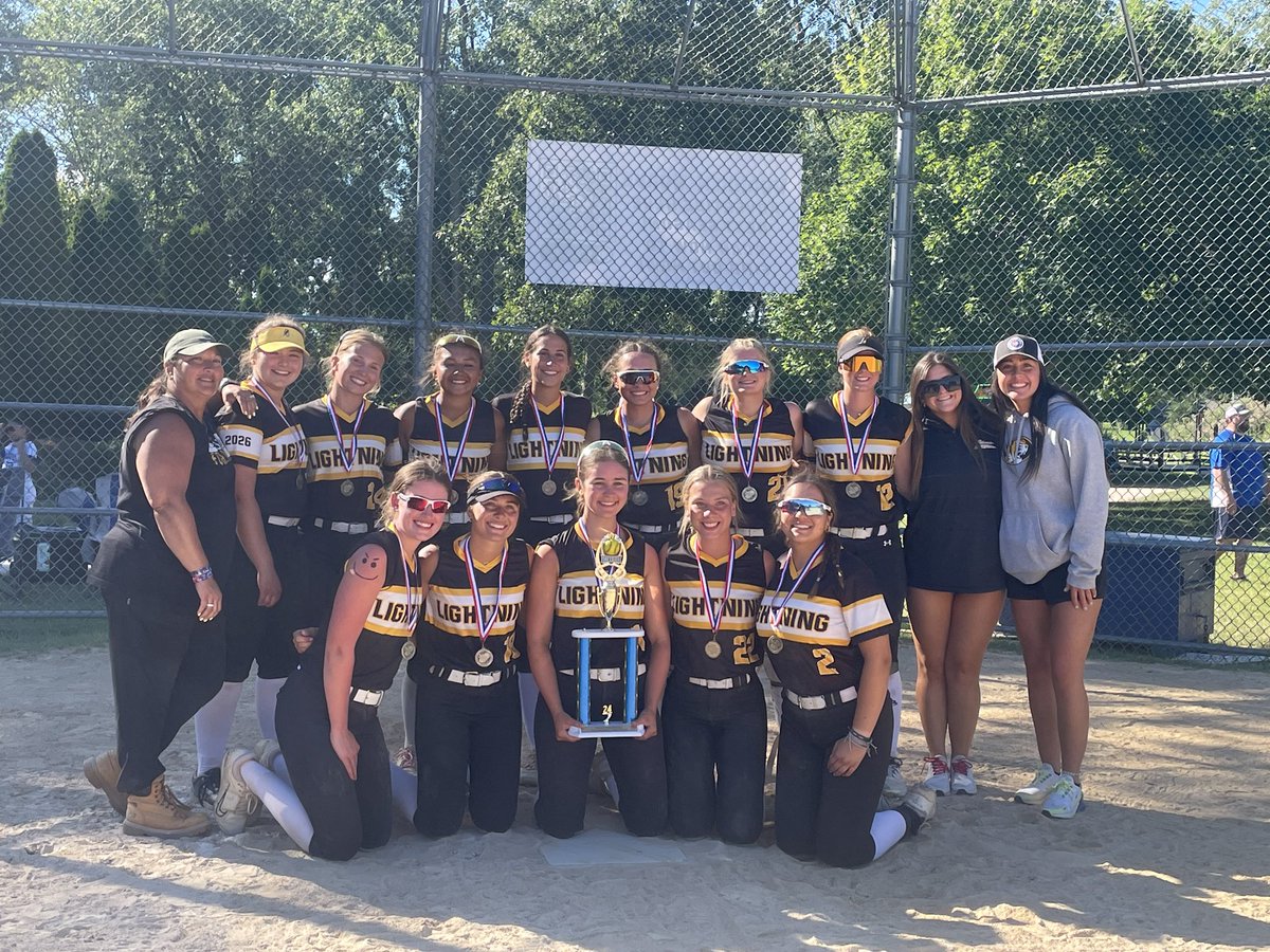Il Lightning Softball tweet media