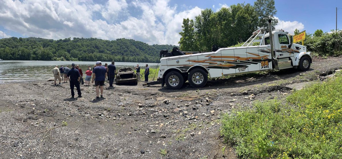 Katelyn Sykes (@katelynwpxi) on Twitter photo Check out these photos from the Murrysville Medic One Dive Team. Crews were doing sonar/dive training when they found a car submerged 10 feet in water in Allegheny River, Springdale. Human remains were found in the vehicle. <a href="/AlleghenyCoPD/">Allegheny County PD</a> are investigating #wpxi Check out these photos from the Murrysville Medic One Dive Team. Crews were doing sonar/dive training when they found a car submerged 10 feet in water in Allegheny River, Springdale. Human remains were found in the vehicle. <a href="/AlleghenyCoPD/">Allegheny County PD</a> are investigating #wpxi