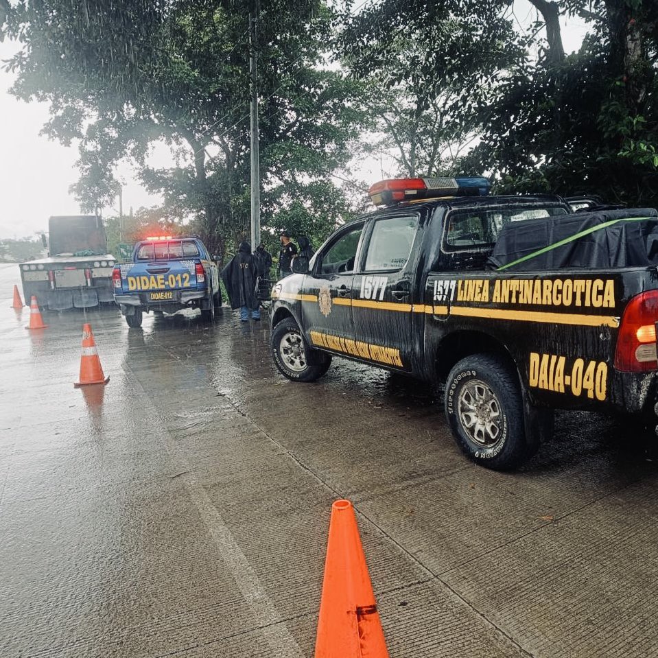 🚨URGENTE🚨

Incautación de cocaína. Valuada en más de 15 millones de quetzales en Barberena, #SantaRosa. Fueron 150 Kilos. 

Otro golpe de #SGAIA de <a href="/PNCdeGuatemala/">PNC de Guatemala</a>. Una felicitación especial a la unidad canina K9 “Layla” 🐕 👮‍♀️.