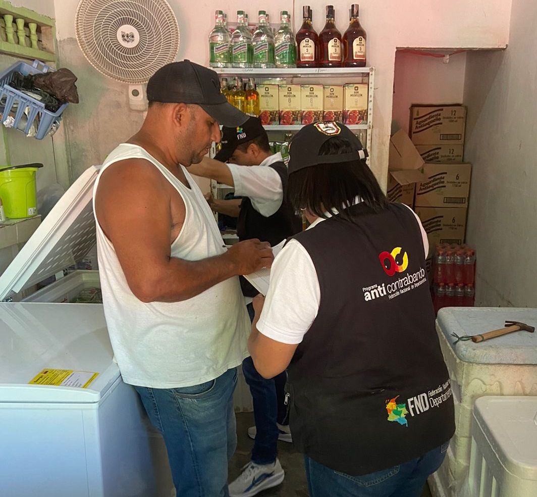GobCordoba_'s tweet photo. Durante la celebración del Festival del Porro en San Pelayo, seguimos realizando controles en los establecimientos públicos para supervisar que los productos que se comercializan no estén adulterados.
Recuerda comprar siempre en sitios autorizados. #ALoLegal https://t.co/l4ACPqEtNk