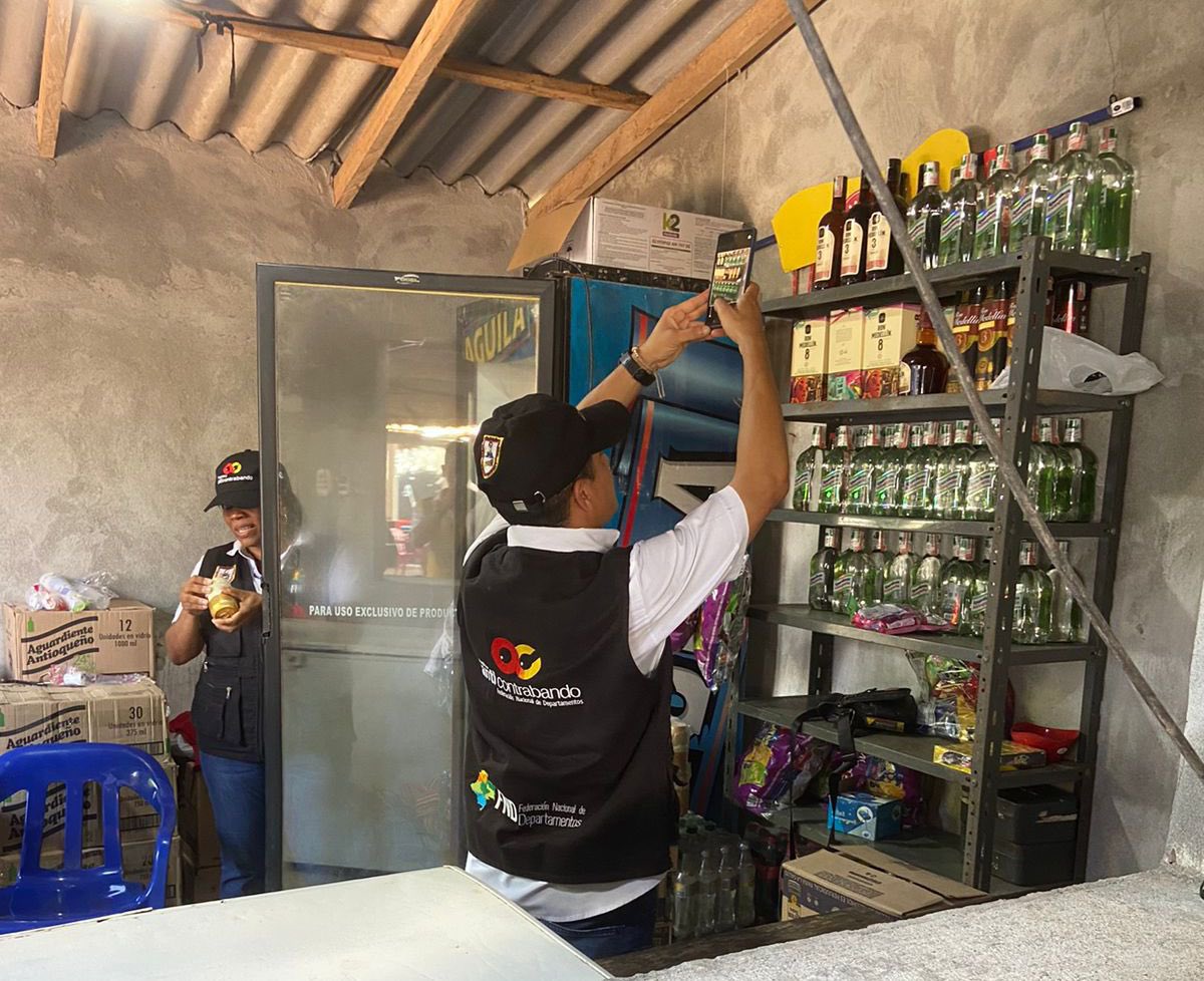GobCordoba_'s tweet photo. Durante la celebración del Festival del Porro en San Pelayo, seguimos realizando controles en los establecimientos públicos para supervisar que los productos que se comercializan no estén adulterados.
Recuerda comprar siempre en sitios autorizados. #ALoLegal https://t.co/l4ACPqEtNk