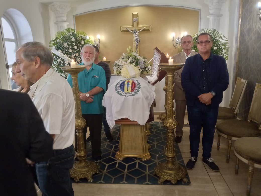 En representación del Pueblo Adeco de Carabobo despedimos a nuestro Compañero y Amigo Nixon Maniglia
Seguiremos sus luchas por AD y Venezuela. 
Que descanse en Paz.
