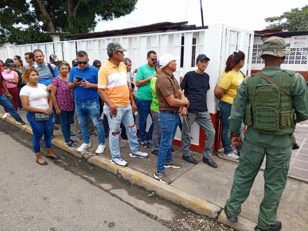 Masiva participación en el simulacro contemplado en el calendario del CNE de las elecciones presidenciales del #28Jul se evidenció en #Barinas. La maquinaria aceitada rumbo a la victoria perfecta.
#SimulacroMaquinariaPerfecta
#SimulacroPorLaPaz
#MTM
📦