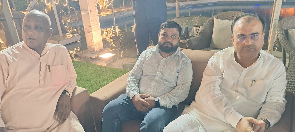 sumitsinha1992's tweet photo. बिहार सरकार के लोक स्वास्थ्य अभियंत्रण विभाग के माननीय मंत्री बड़े भाई नीरज कुमार बबलू जी एवं पूर्व विधान पार्षद भाभी श्रीमती नूतन सिंह जी के वैवाहिक जीवन की 25वीं वर्षगांठ पर आयोजित  समारोह में उपस्थित होकर बड़े भैया और भाभी जी को शुभकामना व बधाई दिया ।💐💐
@MinisterNSBablu https://t.co/5oMQy203VY