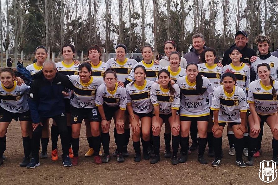 DaleOlimpo's tweet photo. ⚽️ LIGA DEL SUR. TRIUNFO A DOMICILIO.

📊 #Olimpo derrotó a #Comercial por 2-0, en un cotejo válido por la fecha 16 del Torneo de Primera B Femenino.

👥 Oriana Correa y Tania Villanueva anotaron para las aurinegras.

🗓️ En la próxima jornada, serán rivales de Pacífico (C). https://t.co/8jJvaznKCV