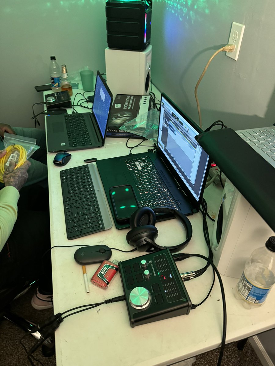 BariAliOfficial's tweet photo. 6 bedrooms in my big ass house &amp; one of em gotta be the studio 🔥🔥🔥🔥 https://t.co/tkvElhXSQW