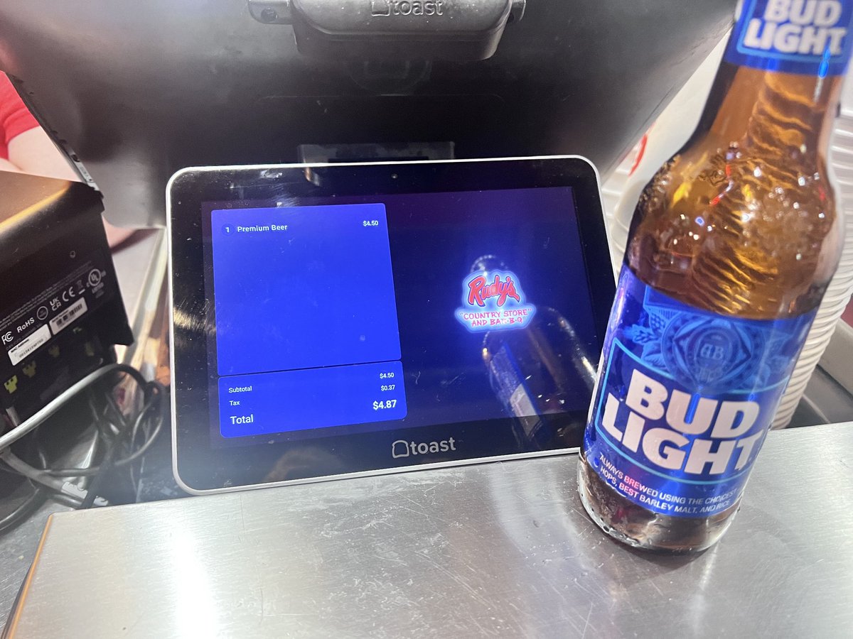 JohnScaggs's tweet photo. Only in America is this a premium beer. https://t.co/aa90eBG17Y
