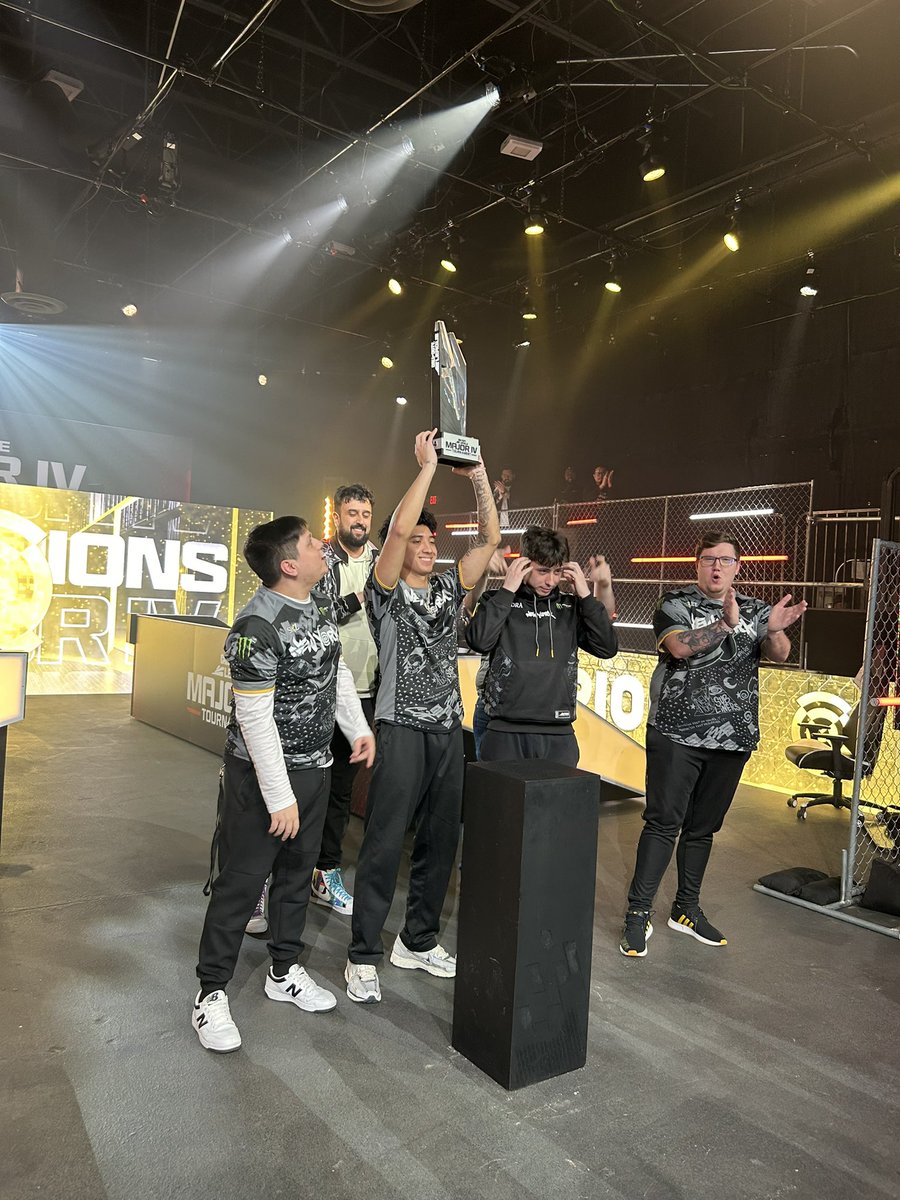 Cloud9 New York (@c9cod_) on Twitter photo WE WERE DUE. MAJOR 4 CHAMPS ๐
> <a href="/HyDrAnml/">100T HyDra</a>
> <a href="/SibDMDL/">daunte</a>
> <a href="/KiSMET6_/">M8 Matt โ ๐ฅ๐ค</a>
> <a href="/CesarSkyz/">Cesar</a>
> <a href="/Sender/">LAT Sender</a>
> <a href="/DREAL_JE/">DREAL</a>
#StandClear | #NYSL WE WERE DUE. MAJOR 4 CHAMPS ๐
> <a href="/HyDrAnml/">100T HyDra</a>
> <a href="/SibDMDL/">daunte</a>
> <a href="/KiSMET6_/">M8 Matt โ ๐ฅ๐ค</a>
> <a href="/CesarSkyz/">Cesar</a>
> <a href="/Sender/">LAT Sender</a>
> <a href="/DREAL_JE/">DREAL</a>
#StandClear | #NYSL