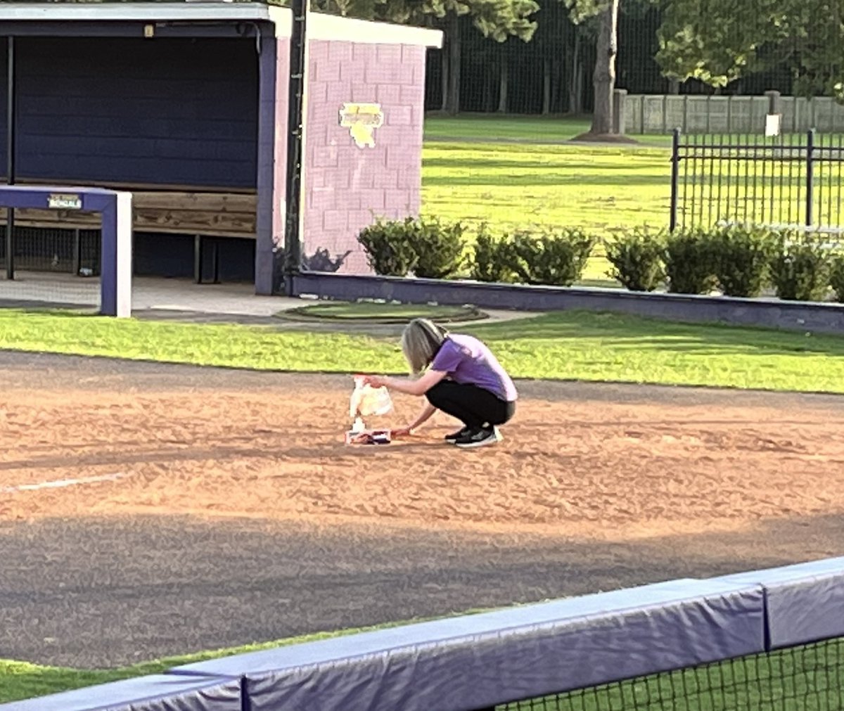 CoachJeffWillis's tweet photo. This really got to me today!

The girls wanted to go to the field for one last time as this has been a weekly tradition for 17 years. We have grown up as a family here. Then we ran into our secret weapon @SittigYogi praying at home plate &amp; then got to see the last pitch. #DDCS https://t.co/td1lLYD2en
