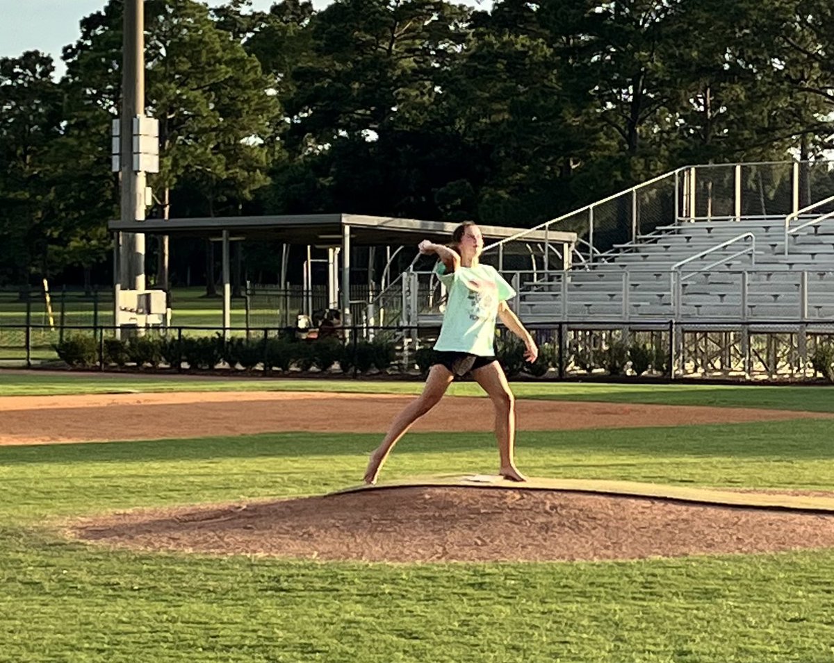 CoachJeffWillis's tweet photo. This really got to me today!

The girls wanted to go to the field for one last time as this has been a weekly tradition for 17 years. We have grown up as a family here. Then we ran into our secret weapon @SittigYogi praying at home plate &amp; then got to see the last pitch. #DDCS https://t.co/td1lLYD2en