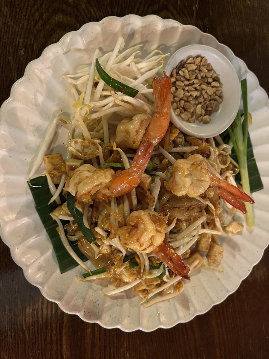 zingbenz2's tweet photo. 獨自一個飛曼谷旅行。點知隔離個賓仔一上機就問我借data share，成程機挨隻手腳埋嚟，中途俾晒眼色打開隻手掌叫我擺隻手埋去（如圖一），跟住撩我傾偈，佢喺曼谷做老師同frd嚟香港去迪士尼玩完，跟住佢提議可以一齊搭機場快綫返市區，送埋我返到酒店，食完飯先送走佢😅有時啲嘢就係咁神奇意想不到 https://t.co/9IQvdsK4cr