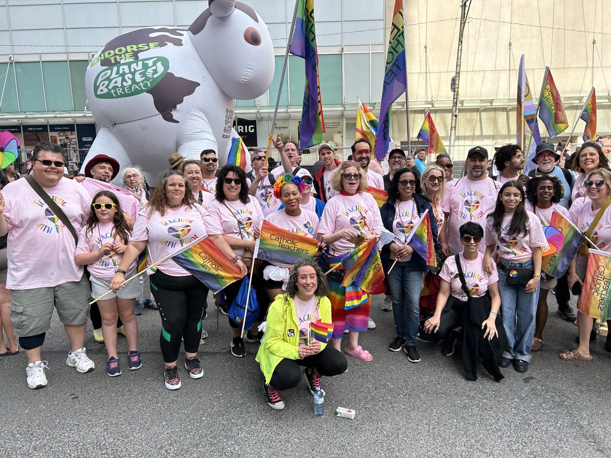 TECT951's tweet photo. TECT proudly joins with our colleague from @tsuOECTA @dpsuoecta @tcdsb at @PrideToronto @OECTAProv #diversity #loveislove #teachingwithpride https://t.co/5BwHQXosUj