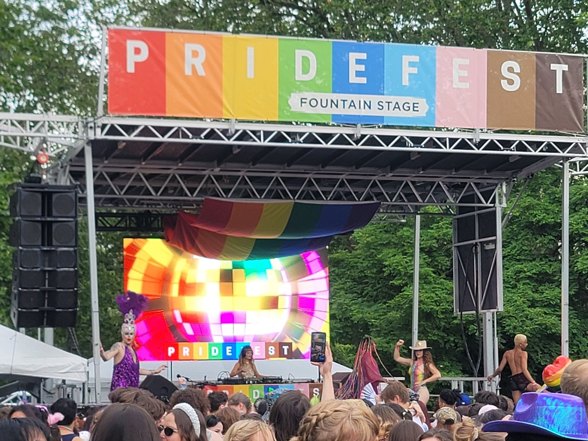 deeyore95's tweet photo. i love my gay city โค๐๐๐๐ #seattlepridefest https://t.co/EXSUFDbN3w
