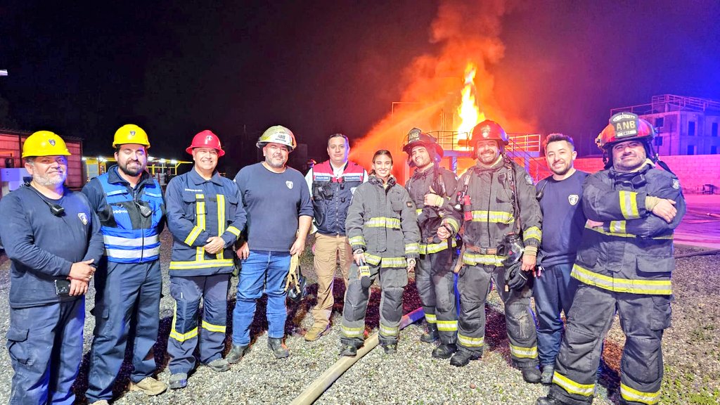 BomberosdeChile's tweet photo. 𝗗𝗘 𝗣𝗔𝗦𝗘𝗢 | Tita Ureta y Gastón Salgado vivieron un día como #Bomberos en @ANB_Chile para el programa @depaseocl de @Mega https://t.co/ZkjCiZZ0pb