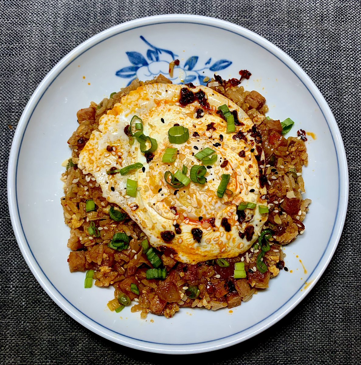 SikNik13's tweet photo. Spam &amp; Kimchi Fried Rice topped with an over easy egg, drizzled with chili crisp! Meow! #mysticmeals #chefnikkimeow #friedrice #SundayBrunch #brunch #foodphotography ✨🖤🔮😻🌶️ https://t.co/4Odpm3mrf1