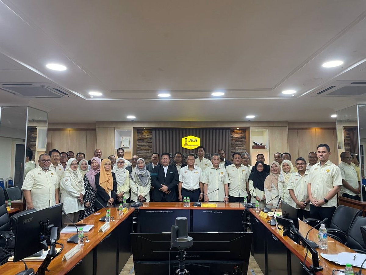 1 Julai 2024 - Kunjungan Hormat YBhg. Dato' PKCJ <a href="/IEsa2018/">IbrahimEsa2018</a>  ke Pejabat Pengarah JKR Terengganu sempena Mesyuarat Pemantauan Cawangan Jalan dan Jurutera Awam Penguasa Jalan Negeri.

<a href="/AlexNantaLinggi/">Alexander Nanta Linggi</a> <a href="/RoslanisE/">Roslan bin Ismail</a> <a href="/IPJKR_Official/">JKR Malaysia Rasmi</a> <a href="/moworksmy/">Kementerian Kerja Raya Malaysia</a>