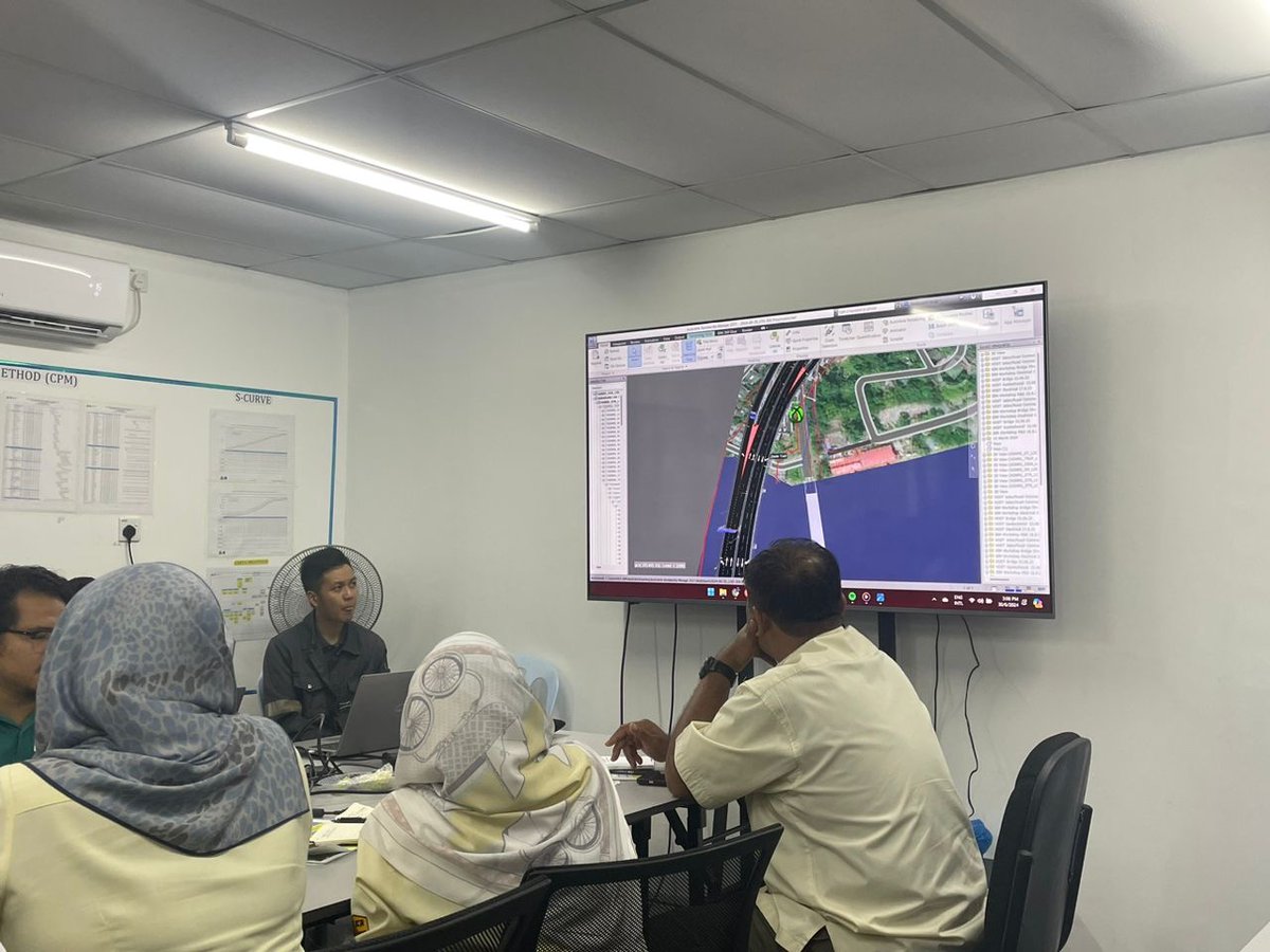 CawJalanJKR's tweet photo. 30 Jun 2024 - Lawatan Kerja YBhg. Dato' PKCJ @IEsa2018  ke tapak projek, Menaiktaraf Jambatan Merentasi Sg. Marang di Laluan FT003 Jalan Kuala Terengganu - Kuantan, Marang, Terengganu. 

Turut hadir sama Pengarah Pembinaan Pasukan Pengurusan Projek Khas PIPC Dan Khas Jalan (PPKJ) @rozitams1  Bahagian Pengurusan Projek, Bahagian Rekabentuk Jalan Dan Jambatan, PMO, Bahagian Pengambilan Tanah Dan Utiliti, Bahagian BIM CJ.

Lawatan ini bertujuan untuk melihat kemajuan projek serta sesi pembentangan terhadap penggunaan Building Information Modelling (BIM) yang telah diadptasikan bagi projek ini.

@AlexNantaLinggi @RoslanisE @IPJKR_Official @moworksmy