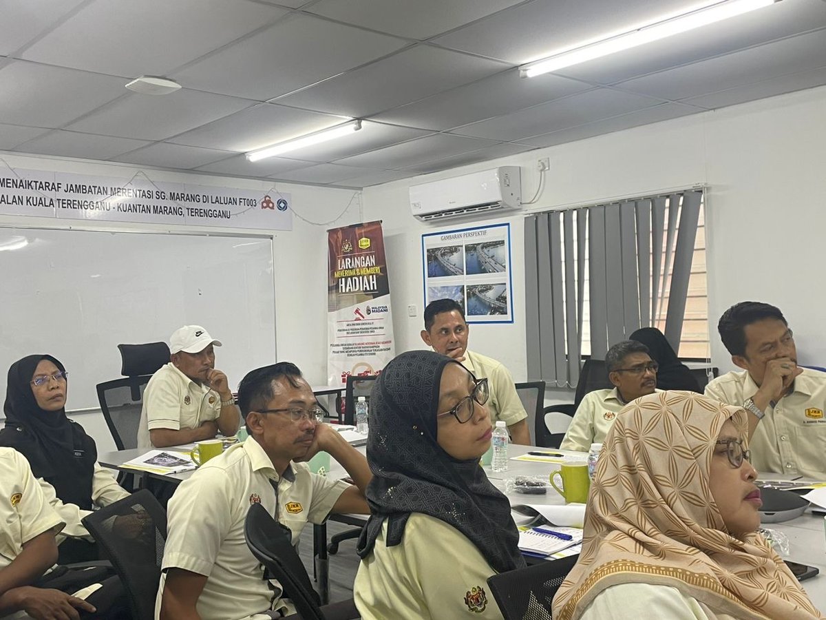 CawJalanJKR's tweet photo. 30 Jun 2024 - Lawatan Kerja YBhg. Dato' PKCJ @IEsa2018  ke tapak projek, Menaiktaraf Jambatan Merentasi Sg. Marang di Laluan FT003 Jalan Kuala Terengganu - Kuantan, Marang, Terengganu. 

Turut hadir sama Pengarah Pembinaan Pasukan Pengurusan Projek Khas PIPC Dan Khas Jalan (PPKJ) @rozitams1  Bahagian Pengurusan Projek, Bahagian Rekabentuk Jalan Dan Jambatan, PMO, Bahagian Pengambilan Tanah Dan Utiliti, Bahagian BIM CJ.

Lawatan ini bertujuan untuk melihat kemajuan projek serta sesi pembentangan terhadap penggunaan Building Information Modelling (BIM) yang telah diadptasikan bagi projek ini.

@AlexNantaLinggi @RoslanisE @IPJKR_Official @moworksmy