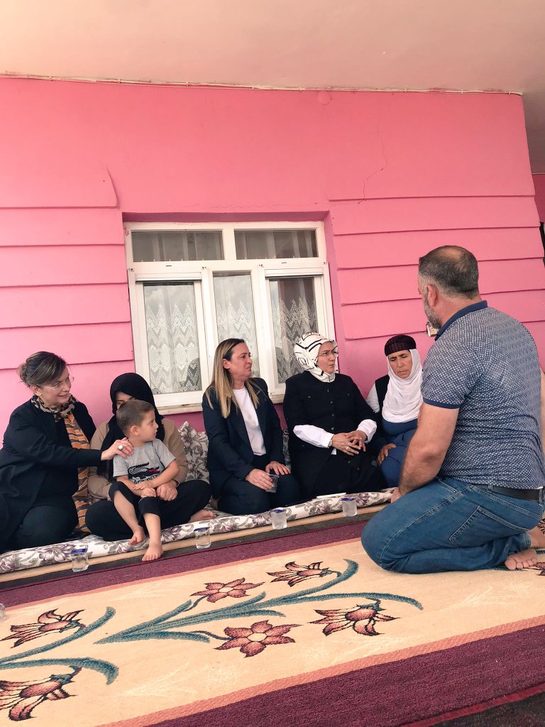 aytenaydin53's tweet photo. 📍Diyarbakır / Çınar İlçesi
Köksalan ve Yazçiçeği Köyü
yangın felaketinde yakınları hayatını kaybeden kederli  Buğdaycı, Yardımcı ve Erdenli Ailelerini
@AKKADINGM 
@Akkadindiyarbkr ve 
@akkadincinarr teşkilatlarımız ile ziyaret ederek baş sağlığı diledik
Üzüntülerine ortak olduk. https://t.co/GufkmVWmqE
