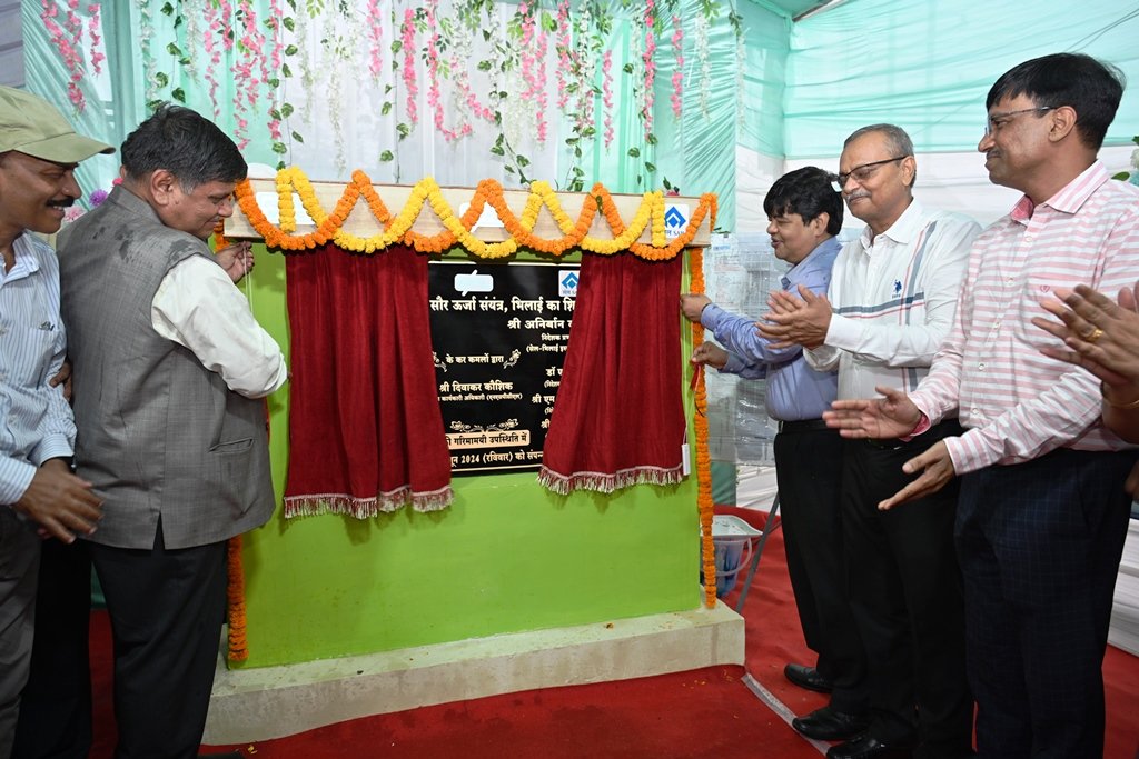 SAILBSP1's tweet photo. Shri. Anirban Dasgupta, Director I/c(BSP), along with Shri. Ravindra Kumar, Chairman (NSPCL-Bhilai) &amp; Director (Operations-NTPC) laid the foundation stone for the installation of a 15 MW capacity floating Solar Plant at BSP at Maroda-1 reservoir on 30th June 2024. https://t.co/BgSVd2G1hr