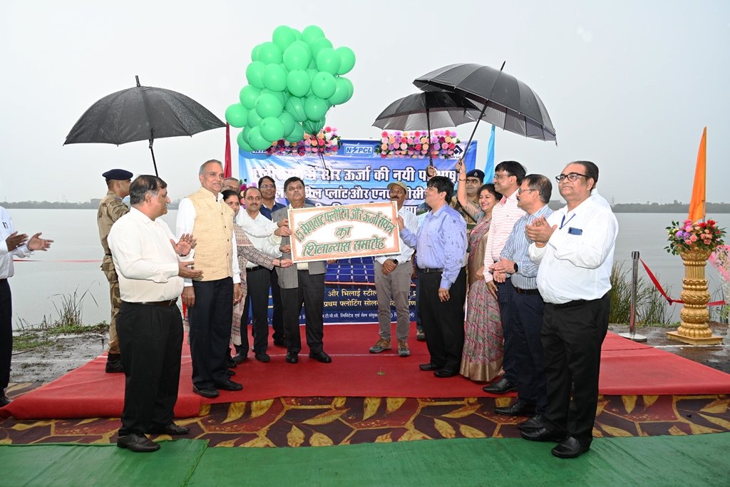 SAILBSP1's tweet photo. Shri. Anirban Dasgupta, Director I/c(BSP), along with Shri. Ravindra Kumar, Chairman (NSPCL-Bhilai) &amp; Director (Operations-NTPC) laid the foundation stone for the installation of a 15 MW capacity floating Solar Plant at BSP at Maroda-1 reservoir on 30th June 2024. https://t.co/BgSVd2G1hr