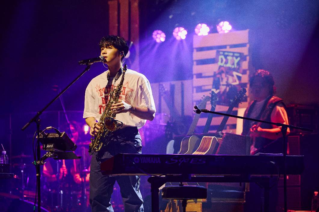 kbsworld_enter's tweet photo. 정세운, 단독 콘서트 '디.아이.와이' 성료 "팬분들의 사랑과 설렘 감사"

1년 3개월만 단독 콘서트... 기타·색소폰·드럼 연주→장르 불문 무대 '선사'

정세운, 더 넓어진 음악 스펙트럼 가득 찬 콘서트... 120분 꽉 채운 귀호강 라이브

[ 사진 : 스타쉽엔터테인먼트 ]

#정세운 #JEONGSEWOON https://t.co/gXsSaPYpH2