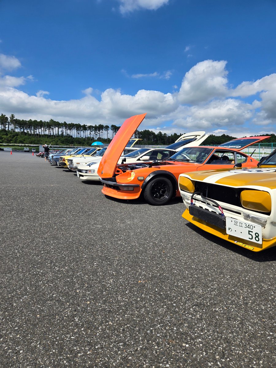 SCCN_JP's tweet photo. 土曜日はレース並びに
premiumミーティングに参加いただき
ありがとうございました！
ミーティングに参加して頂いた
方々は　朝小雨の中　綺麗な旧車を
見せて頂き　これ書いてる
中の人　旧車も好きなので
忍びないのとうれしい気持ちが交差して
おりました
またの参加お待ちしております https://t.co/57zsGmUm3g