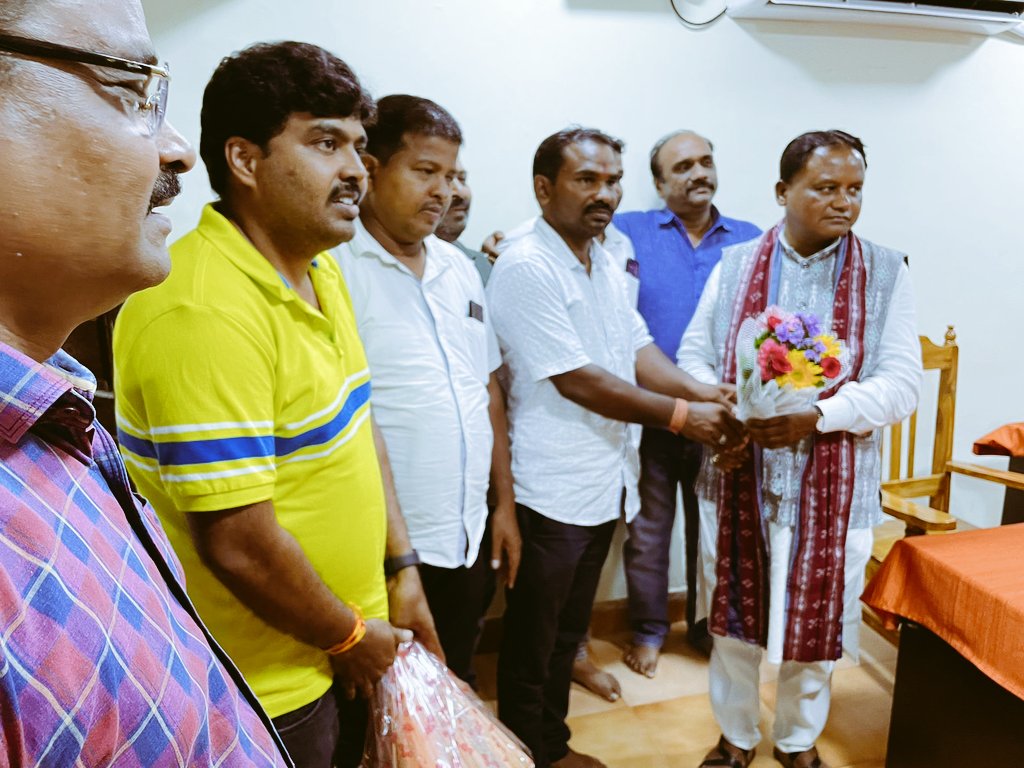 rajeevnayak1985's tweet photo. ସନାତନ ନାୟକ କେନ୍ଦୁଝର ଟ୍ରକ ମାଲିକ ପ୍ରଦୀପ ବାବୁ ସ୍ଥାନୀୟ ନେତା ଆମ ପ୍ରିୟ ଲୋକଙ୍କ ମୁଖ୍ୟମନ୍ତ୍ରୀ @MohanMOdisha ସହ ସାକ୍ଷାତକାର, ଏହି ଦିନଟି ପାଇଁ ମୋଦିଙ୍କର ଜଣେ ସଚ୍ଚା ସେନା (ସନାତନ ନାୟକ) କେବେଠାରୁ ଅପେକ୍ଷା କରିଥିଲେ ତାହା କେବଳ ଆମେ ଜାଣୁ.... https://t.co/uhYq1q4klT