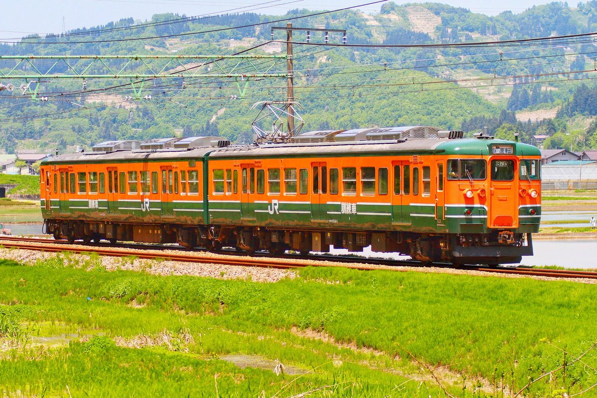 #訓練車
#115系
#クモヤ115
#クモヤ114
クモヤ114-1+クモヤ115-1
この頃、長岡115系訓練を実施していた。
非ユニットサッシの、通称、丸窓だったが、流石に経年劣化は隠せず、裾の辺はサビが浮いててボロボロ感は拭えなかった。
20130514撮影