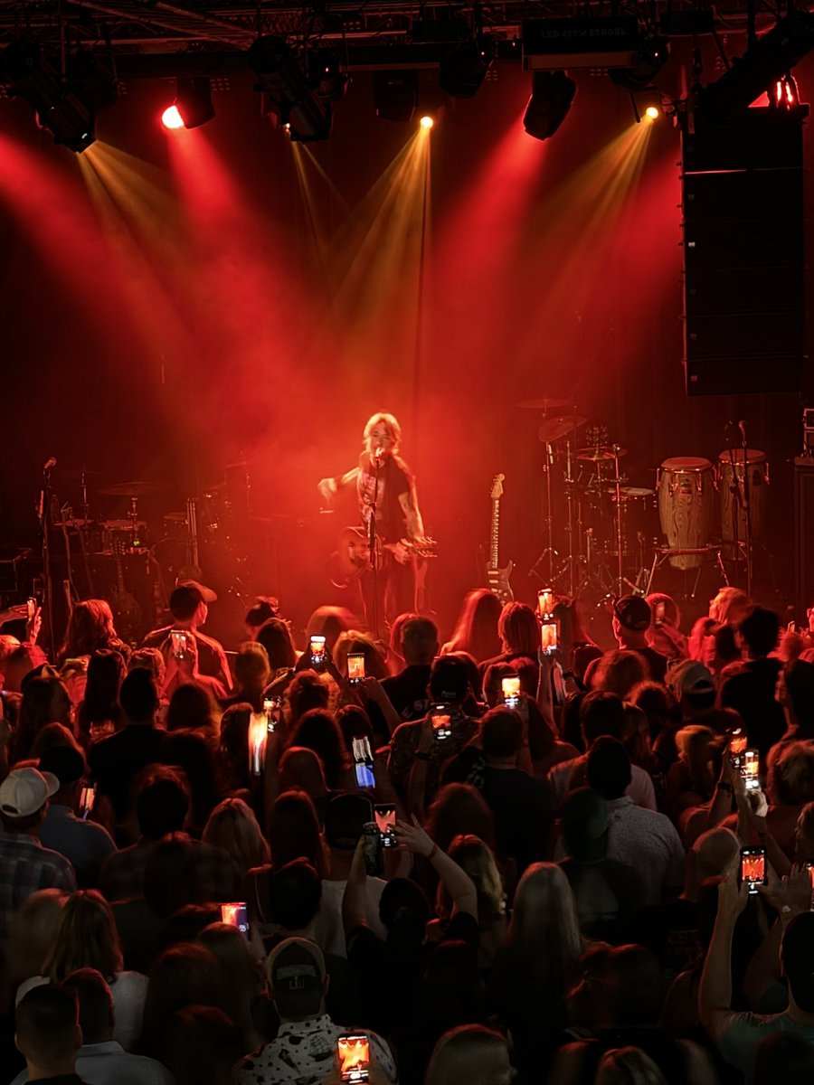 He’s here! <a href="/KeithUrban/">Keith Urban</a> at The Fine Line! #K102Keith