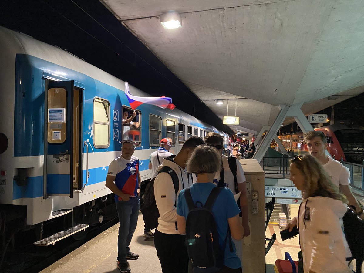 Že ob 3.30 se na železniški postaji v Ljubljani zbirajo prvi nogometni navijači. <a href="/RTV_Slovenija/">RTV Slovenija</a> @InfoTVSLO