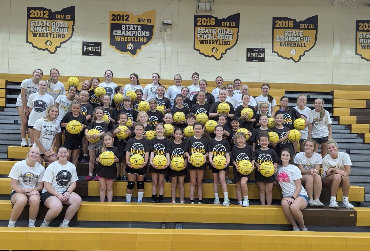 What a great group of youth players and HS players!!! We finished 3 great days of youth basketball / volleyball camp with a picture and pizza. 
👏👏👏

#SuperHoopers