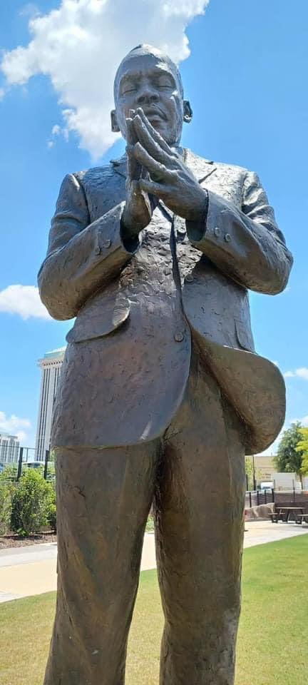910killajay's tweet photo. The new MLK statue in Montgomery, AL. 😳😳😳 Dat aint him 🤦🏾‍♀️ #Trending https://t.co/d9CXcrmsom