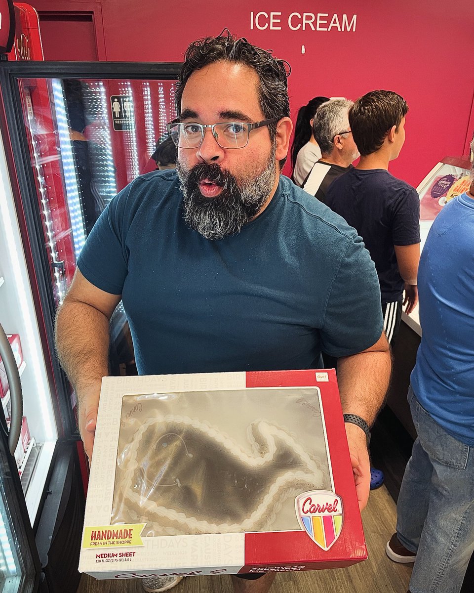 prdragon's tweet image. Hey @voughtintl and #Homelander , look what I found at @carvelicecream !

@theboystv #theboys #carvel #carvelwhalecake