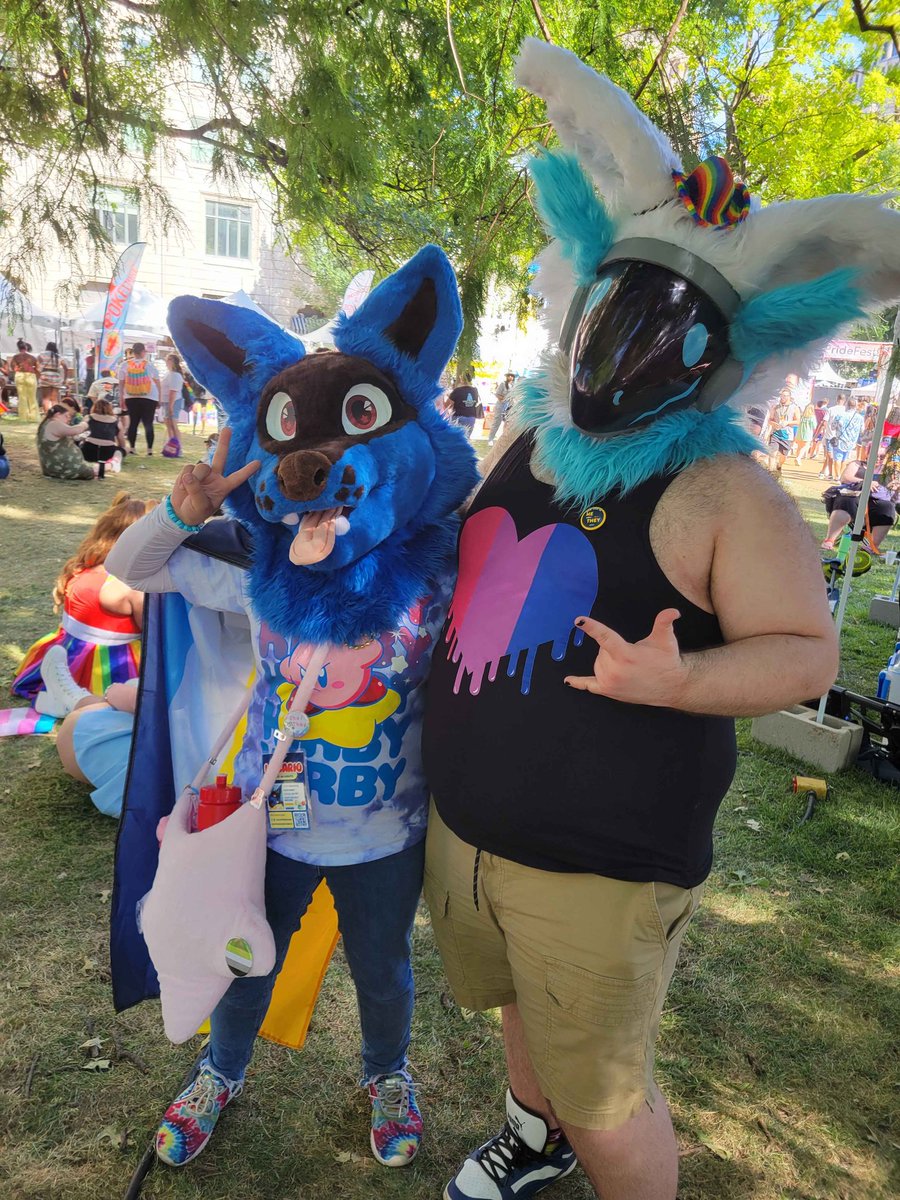 SleepZe's tweet photo. Idk who these suiters were, but thank you for the pictures!!! Hope everyone had a happy and safe pride this year!!! ๐๐๐
(Also bonus of my friend wearing Ze lol. She looks so cute in it!!!)
#furry #fursuit #fursona #protogen #stlpride2024 #Pride2024 #stlpride #stlouispride https://t.co/pBDCGAHHnj