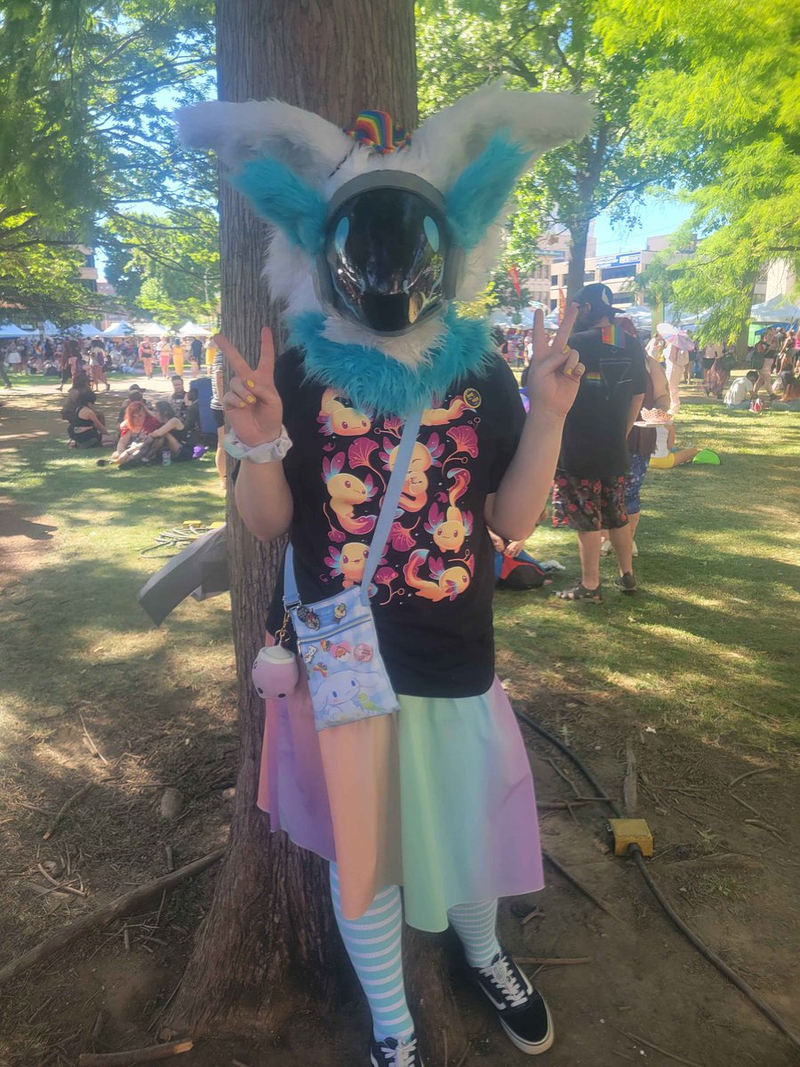 SleepZe's tweet photo. Idk who these suiters were, but thank you for the pictures!!! Hope everyone had a happy and safe pride this year!!! ๐๐๐
(Also bonus of my friend wearing Ze lol. She looks so cute in it!!!)
#furry #fursuit #fursona #protogen #stlpride2024 #Pride2024 #stlpride #stlouispride https://t.co/pBDCGAHHnj